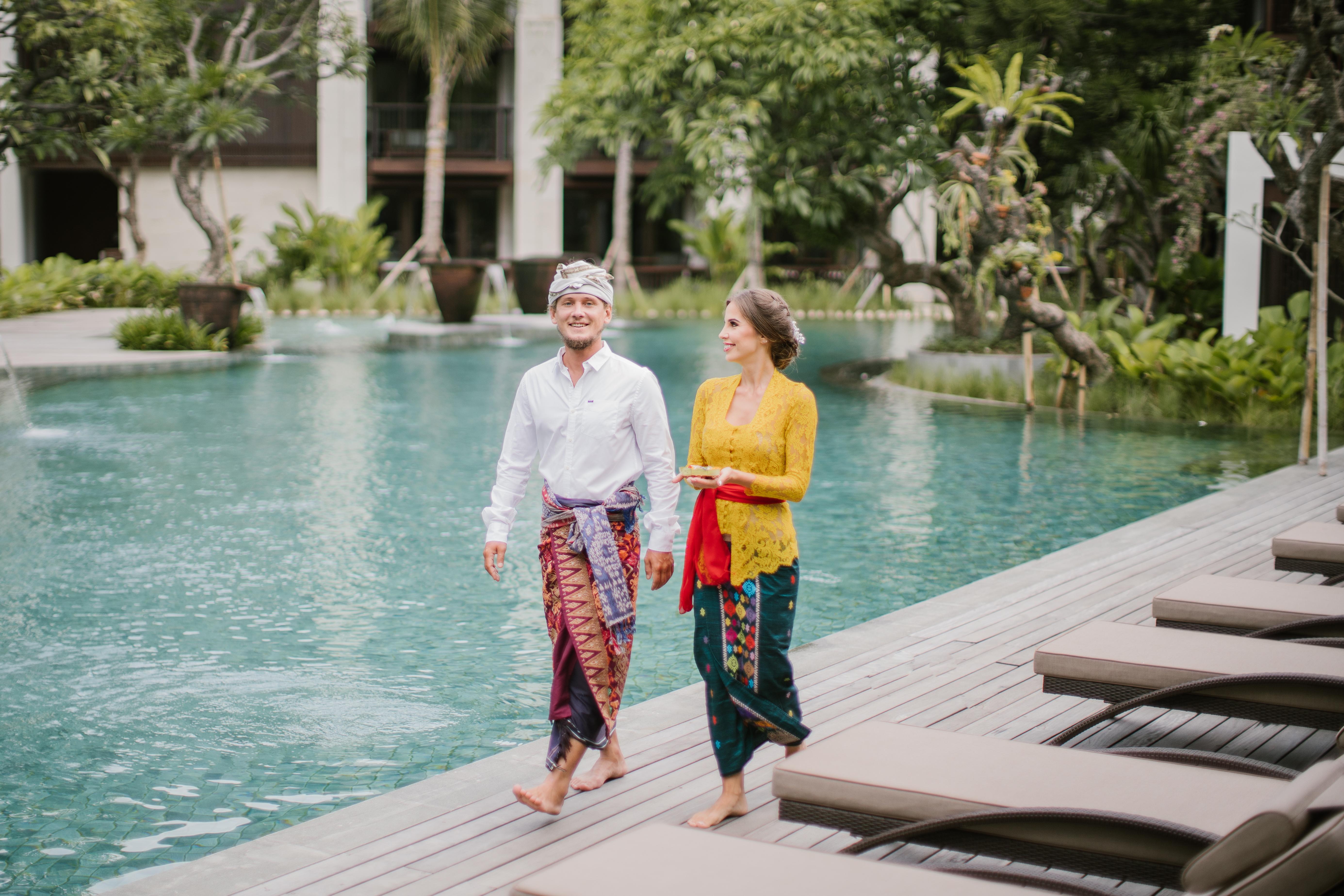 Ramayana Suites And Resort كوتا المظهر الخارجي الصورة A Balinese couple wearing traditional Balinese attire
