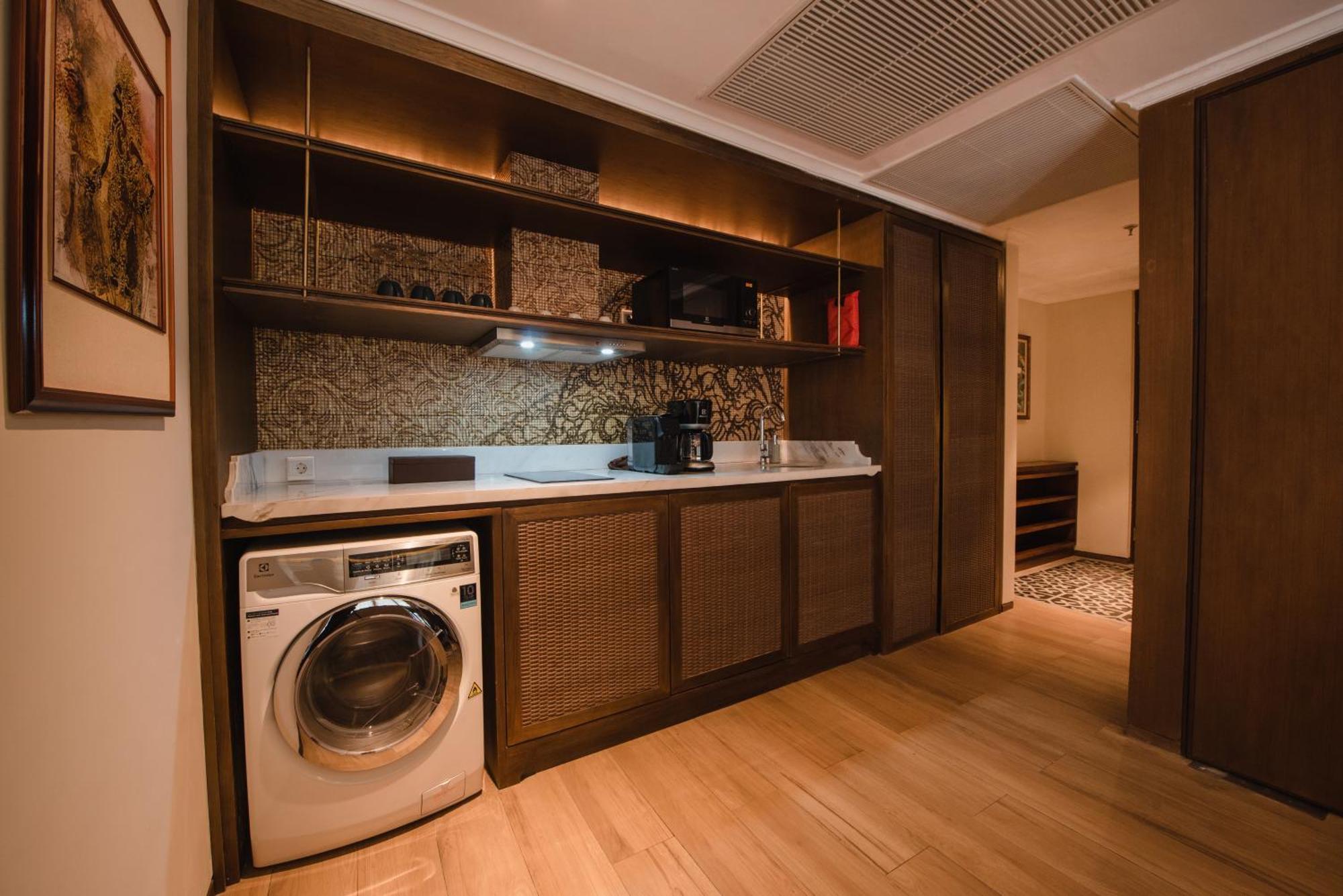 Ramayana Suites And Resort كوتا المظهر الخارجي الصورة A laundry room in a hotel