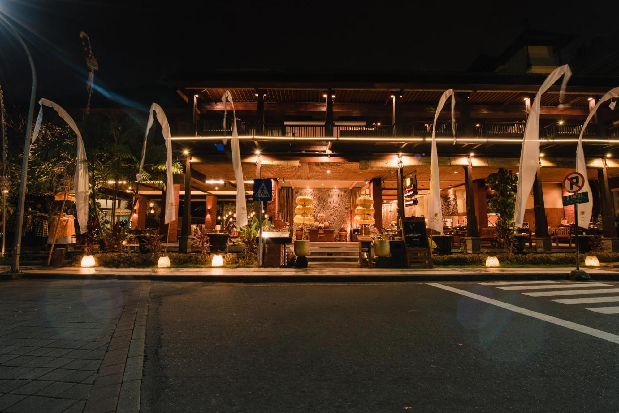 Ramayana Suites And Resort كوتا المظهر الخارجي الصورة The restaurant at night