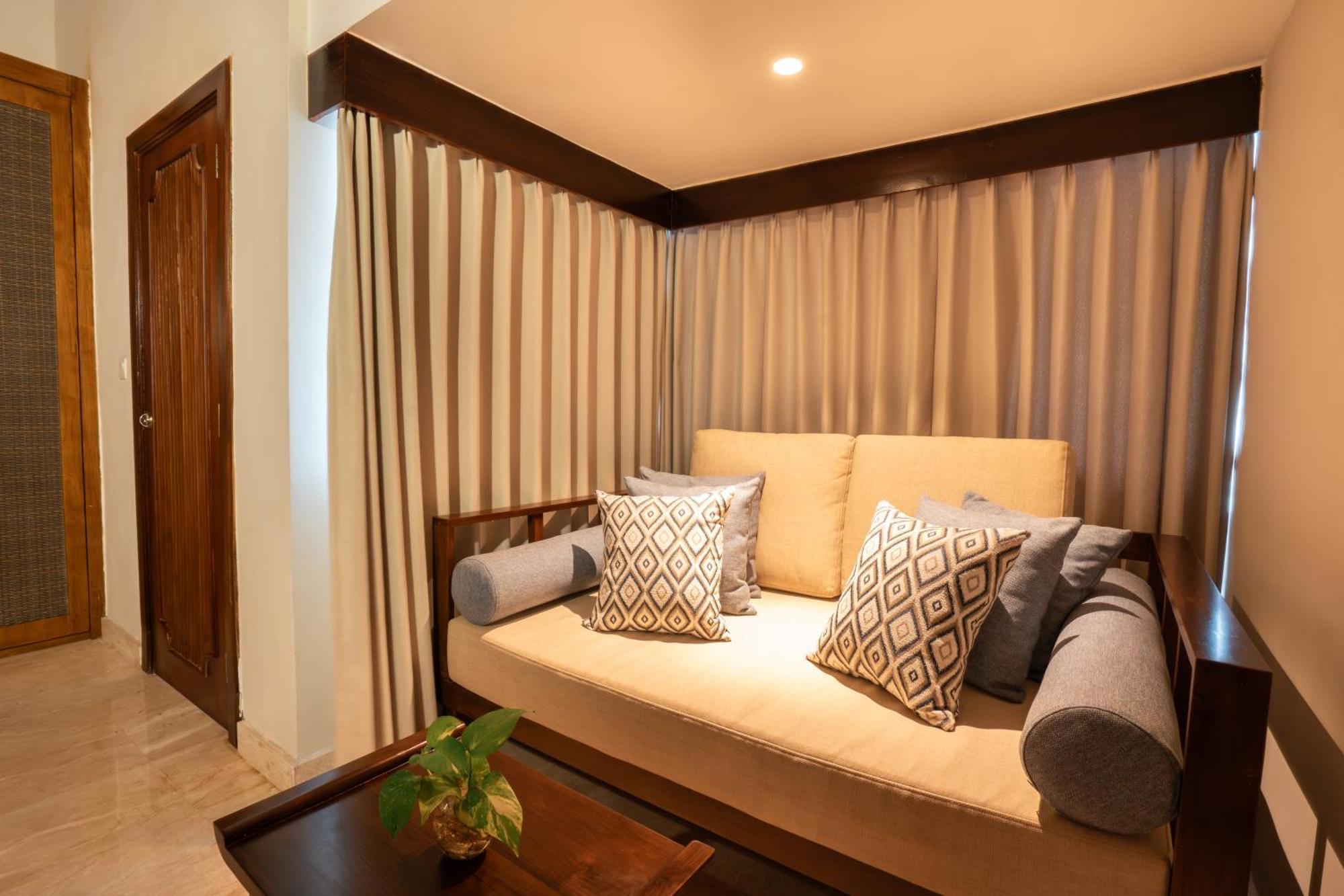 Ramayana Suites And Resort كوتا المظهر الخارجي الصورة A sofa bed