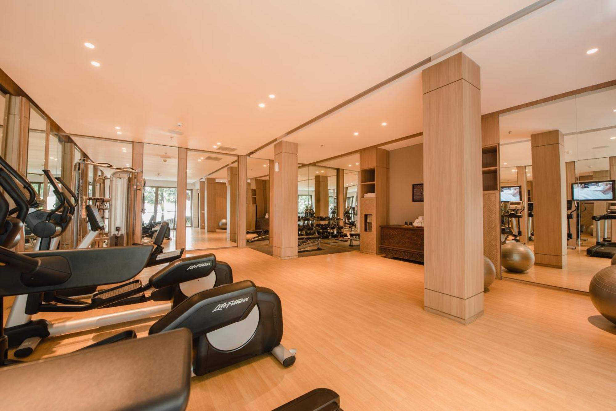 Ramayana Suites And Resort كوتا المظهر الخارجي الصورة The gym at The Park, Hyderabad